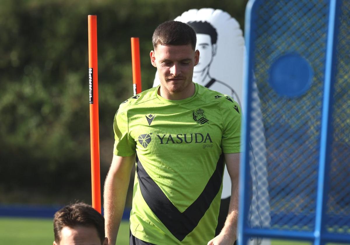 Sergio Gómez, pensativo en el último entrenamiento de la Real en Zubieta.