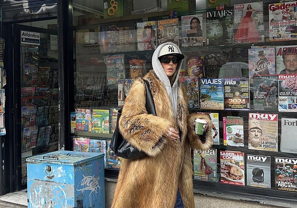 Look con abrigo de pelo