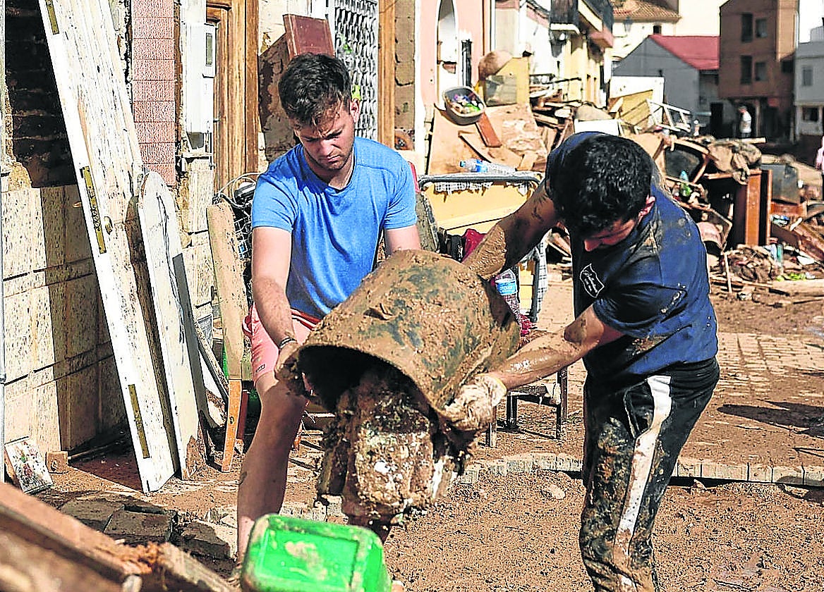 Labores de limpieza en la localidad de Chiva.