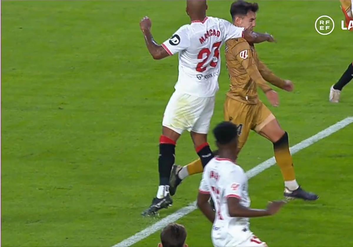 Marcao interrumpe el avance de Zubimendi con un claro golpe con el brazo a la altura de la cara dentro del área