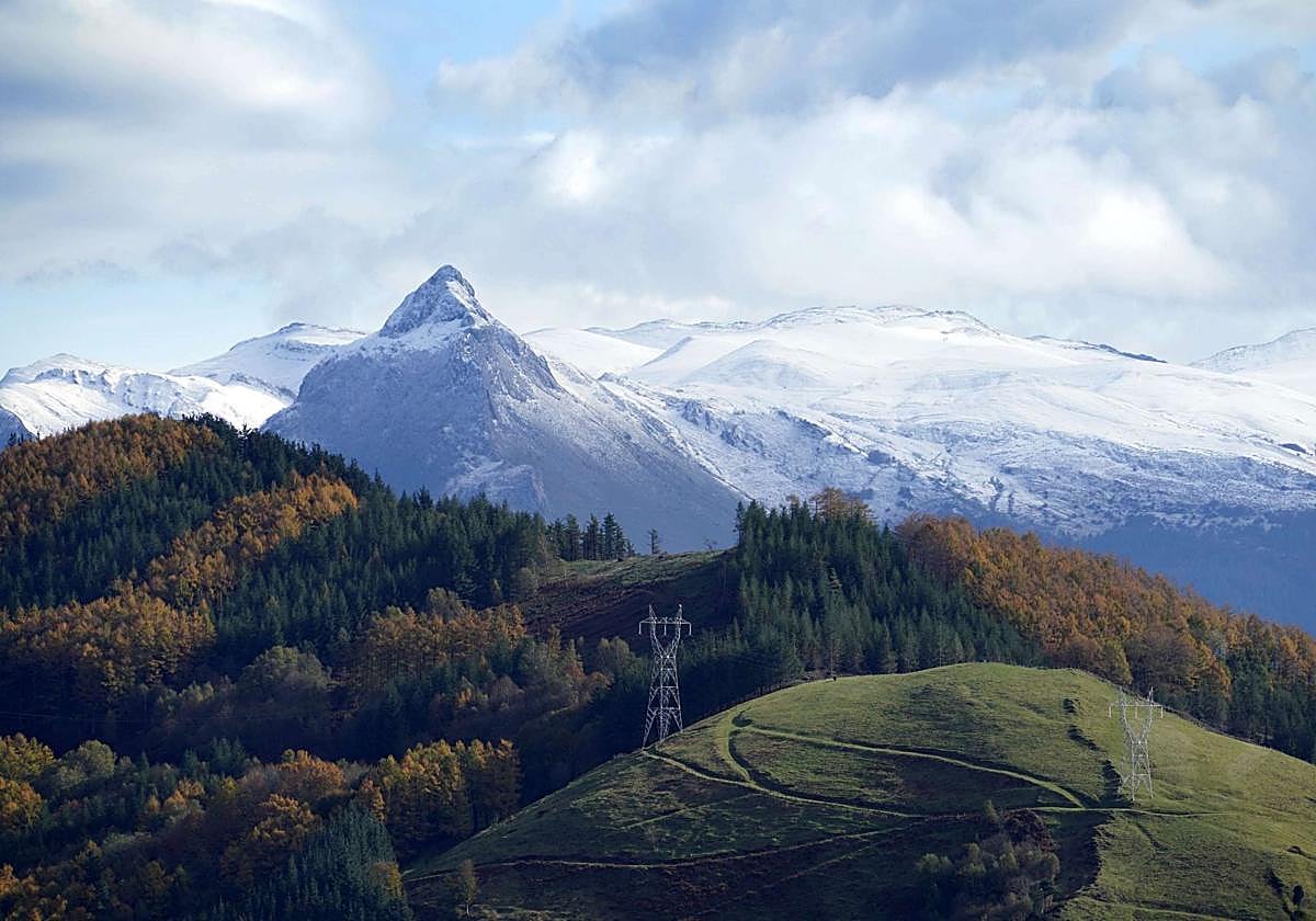 Vista del monte Txindoki desde Mandubia.
