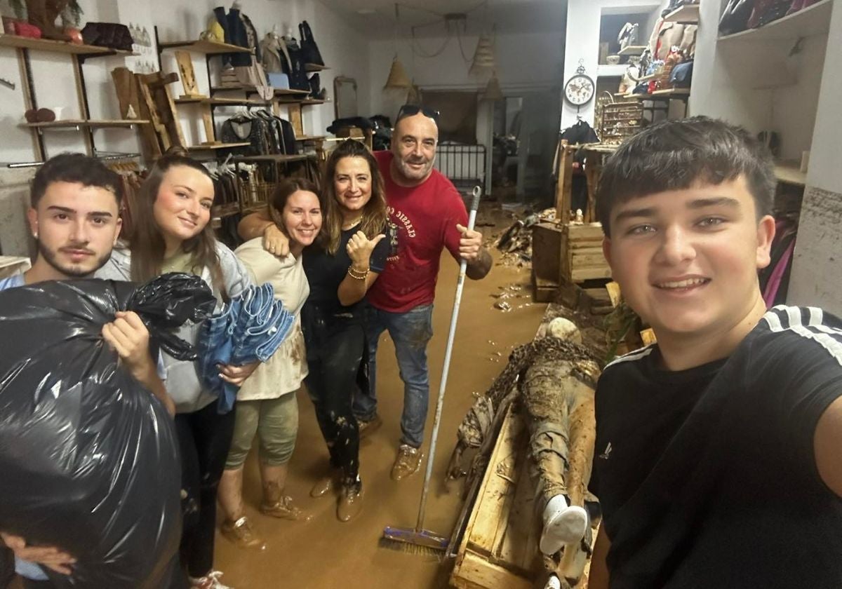 Local de Loysa Moda en Aldaia tras quedar anegado por el barro y las lluvias tras la DANA que azotó a la Comunidad Valenciana.