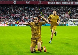 Take Kubo celebra con euforia y en compañía de Aramburu su gol al Sevilla