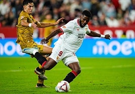 Ienacho, en parte molestado por Nayef Aguerd, se dispone a chutar tras driblar a Remiro