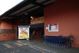 Exterior del establecimiento de Solbes ubicado en la Avenida de Letxunborro en Irun.