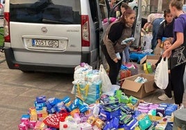 Voluntarias de Zarautz organizan la ayuda recibida antes de cargar las furgonetas y partir para Valencia.