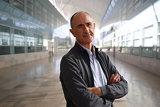 Luis Liz Marzán, químico: «Las infecciones bacterianas van a ser un problema tan grande como el cáncer»