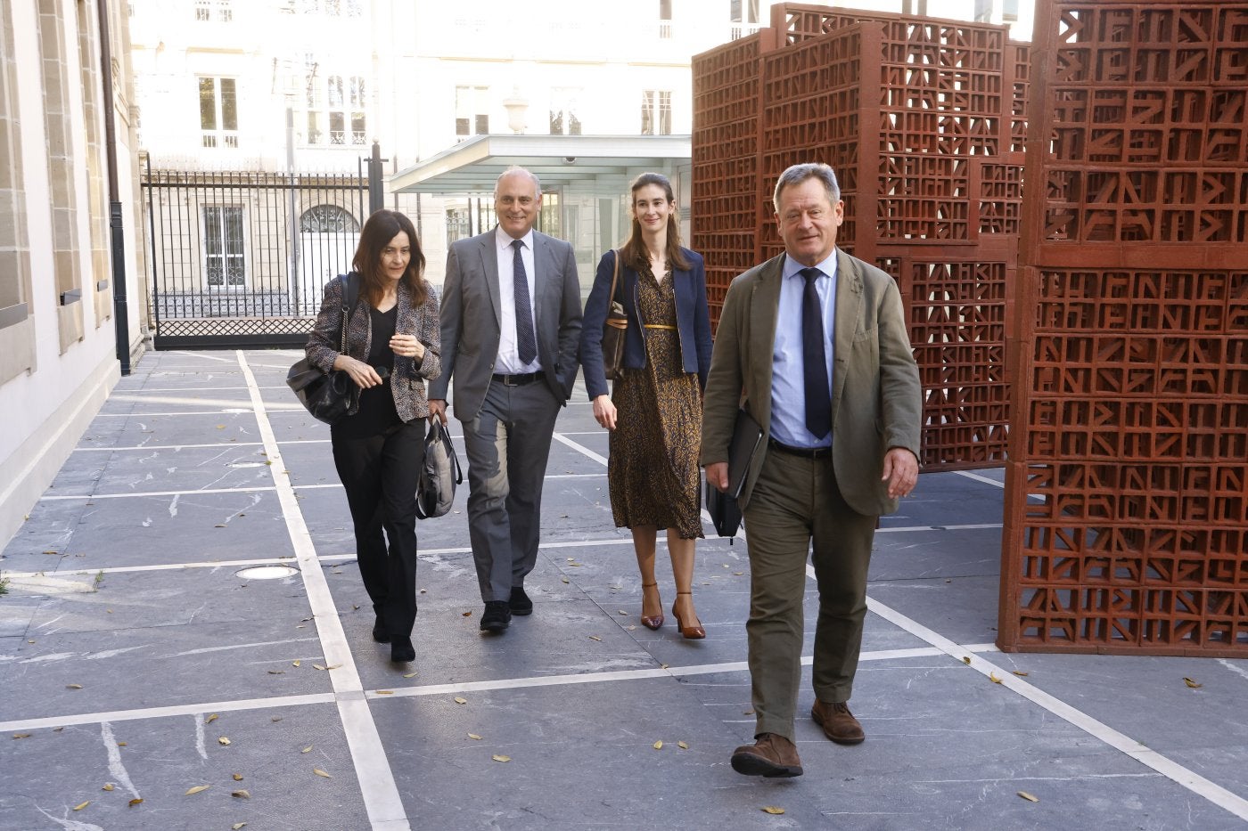 La directora de Arkaute, Miren Dobaran; los viceconsejeros Ituarte y Egiluz; y el consejero Bingen Zupiria, este martes a su llegada al Parlamento.