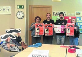 Miembros de 'Movember', Ilinti y el Garagune con el cartel de la campaña.