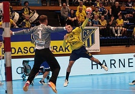 Julen Mujika marcó cuatro goles en la cancha del Nava.