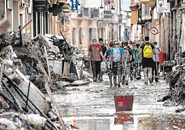 Paiporta. El municipio con más fallecidos intenta limpiar sus calles con la ayuda de voluntarios.