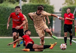 Aitor Galarza recibe la entrada de un jugador en un partido de pretemporada.