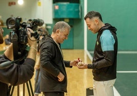 Jaka observa una pelota durante la elección de material ayer en el Labrit.