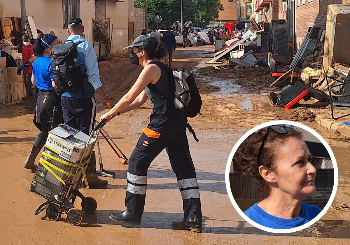 Una mujer empuja un carrito por una calle llena de lodo de Alfafar. Abajo, Encarna Jiménez, vecina de Alfafar.