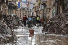 Situación de una de las calles de Paiporta tras el paso de la DANA.