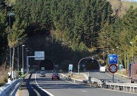 La AP-8 entre Zumaia y Eibar, a su paso por el túnel de Itziar.