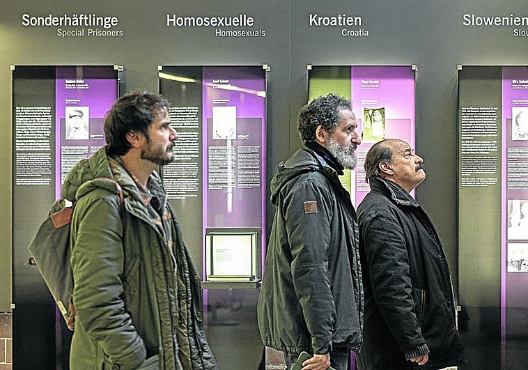 Los directores Aitor Arregi y Jon Garaño y Eduard Fernández, caracterizado como Marco, durante el rodaje en uno de los lugares de la memoria en Alemania.