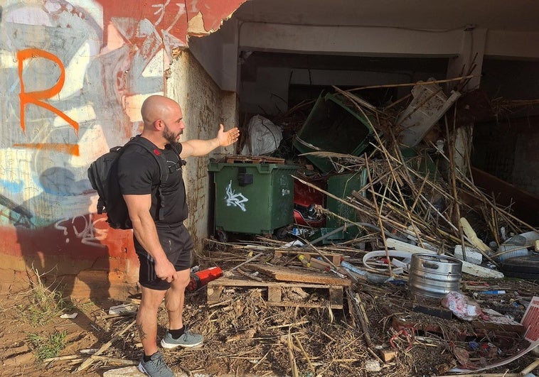 El pasaitarra Aitor Vilariño muestra el bajo de su casa, atravesado por un camión por la riada.