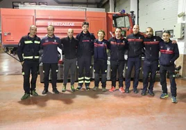 Una parte del nuevo grupo de bomberos que ha partido esta mañana hacia Valencia.