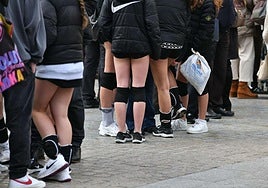 Un grupo de jóvenes participa en una concentración contra una agresión sexual a una menor en Zarautz.