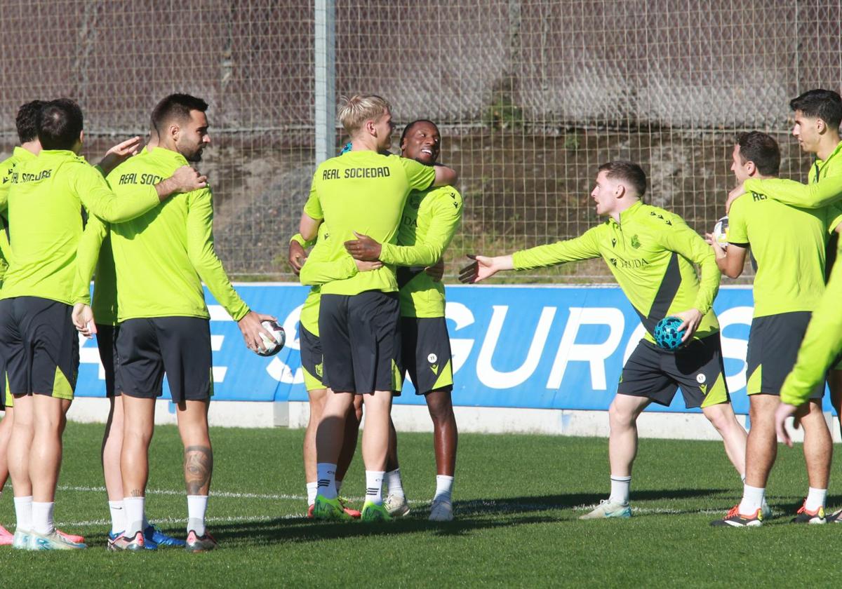 Los jugadores de la Real se divierten durante el último entrenamiento en Zubieta de la Real antes de viajar a Chequia