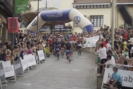 Los corredores de la hermana mayor, la Ehunmilak Ultra Trail, en su salida desde la plaza de San Martin.