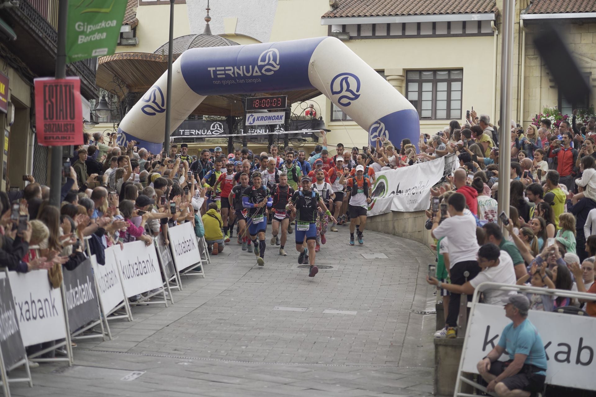 Los corredores de la hermana mayor, la Ehunmilak Ultra Trail, en su salida desde la plaza de San Martin.