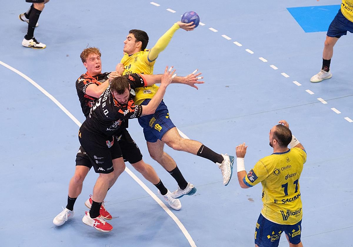 Los bidasotarras Julen Mujika y Esteban Salinas serán mañana rivales en el Euskadi-Chile.