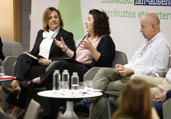 Tamara Yagüe (Confebask), Loli García (CC OO) y Raúl Arza (UGT), durante la jornada.