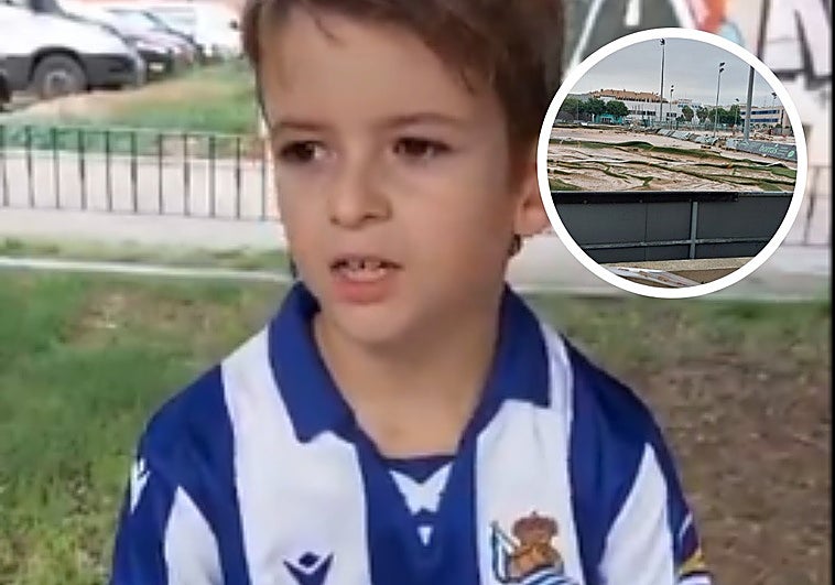 Aitor, en primer plano con su camiseta txuri urdin, y el campo destruido del Unió Benetússer Favara CF