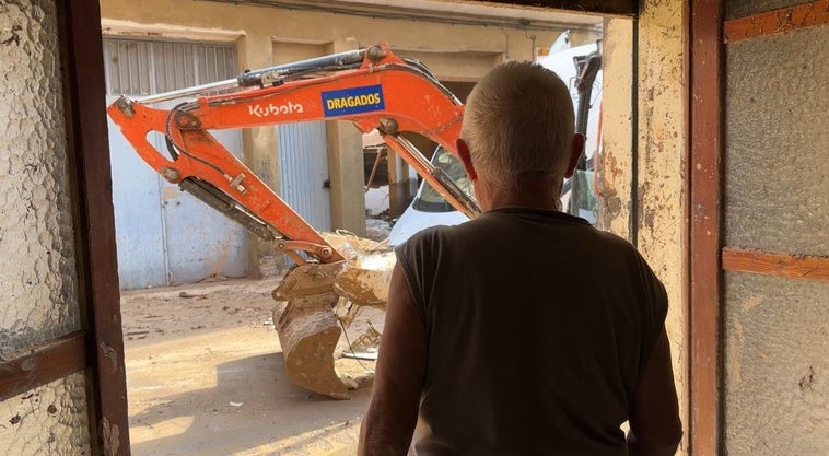 Pepe Medina, en su casa de Sedaví, observa cómo las excavadoras despejan las calles del municipo valenciano.