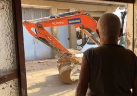 Pepe Medina, en su casa de Sedaví, observa cómo las excavadoras despejan las calles del municipo valenciano.