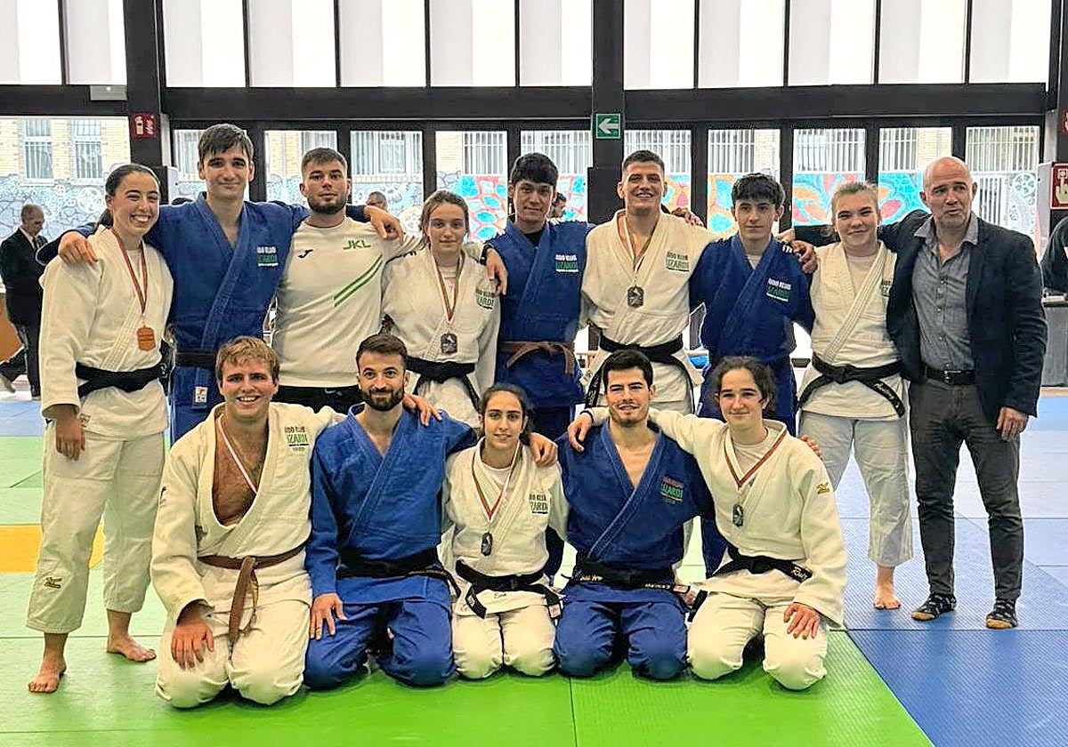 Los sénior del Lizardi contentos tras finalizar en Cto de Euskadi