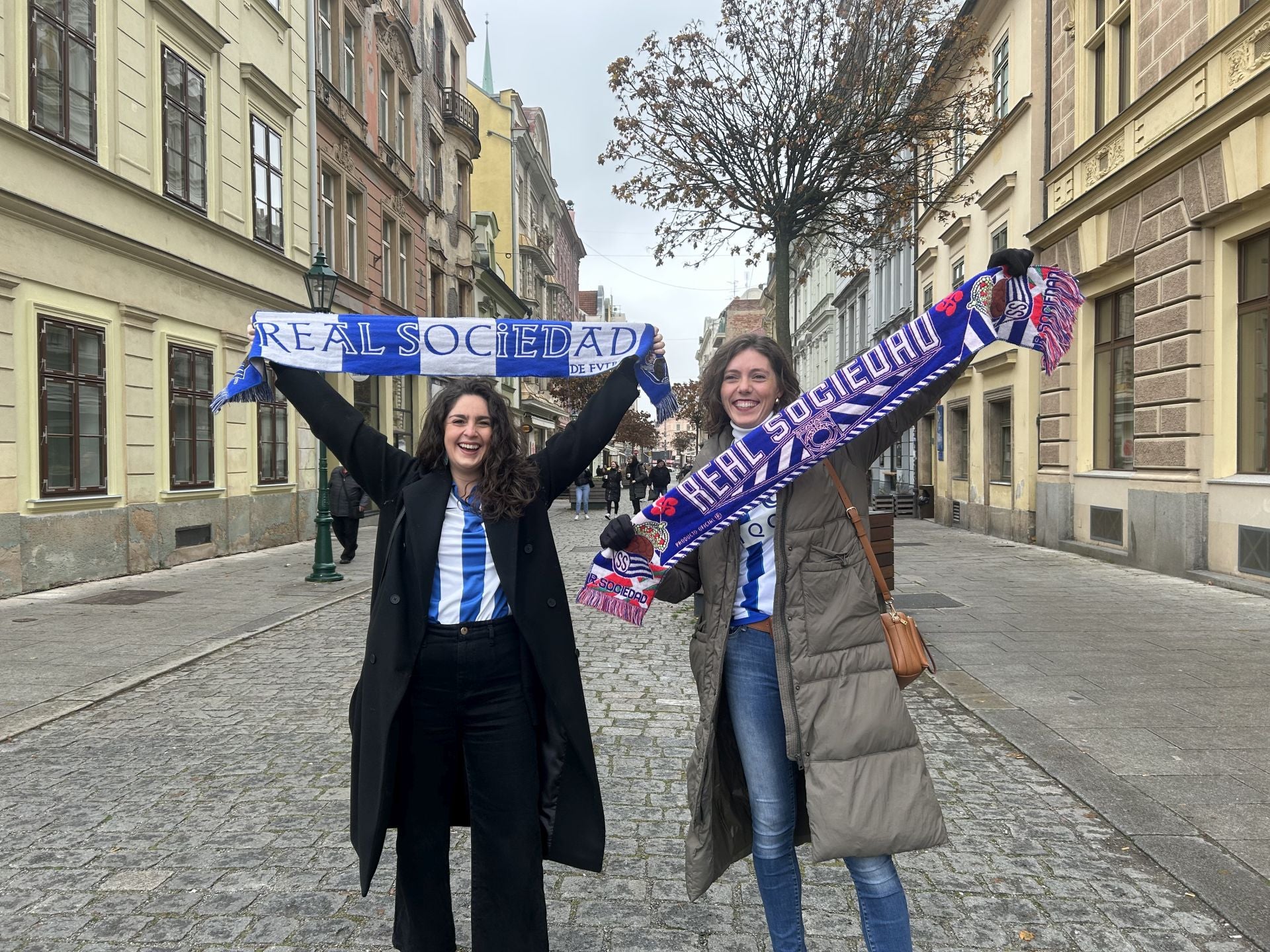 Imagen secundaria 2 - Los aficionados realistas disfrutaron por las calles de Pilsen.