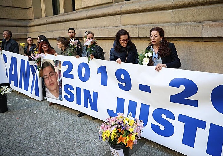 La madre de Santi Coca (derecha), junto a la de Lukas Agirres y otros familiares y amigos en la concentración de esta mañana ante la Audiencia de Gipuzkoa