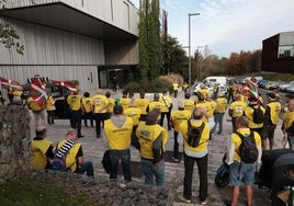 Concentración de la autodenominada Plataforma de Agraviados de Geroa, ante el hotel que ha acogido la asamblea general de la EPSV.