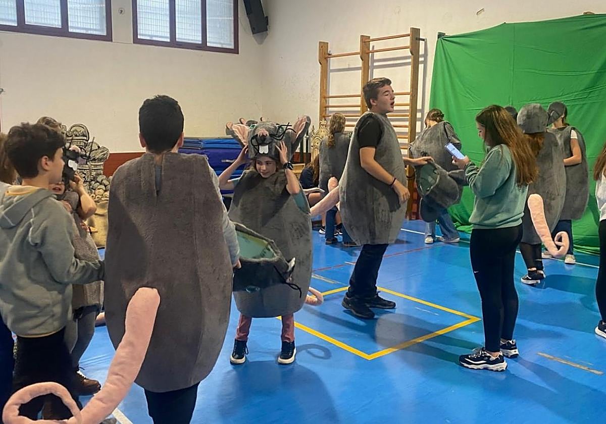 Ensayo de 'Hamelingo Txirularia' el pasado fin de semana en el gimnasio del instituto Ipintza.