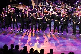 La Euskadiko Orkestra abrió la velada con 'La vie parisienne' de Offenbachy el Coro Easo se unió luego a ellos.