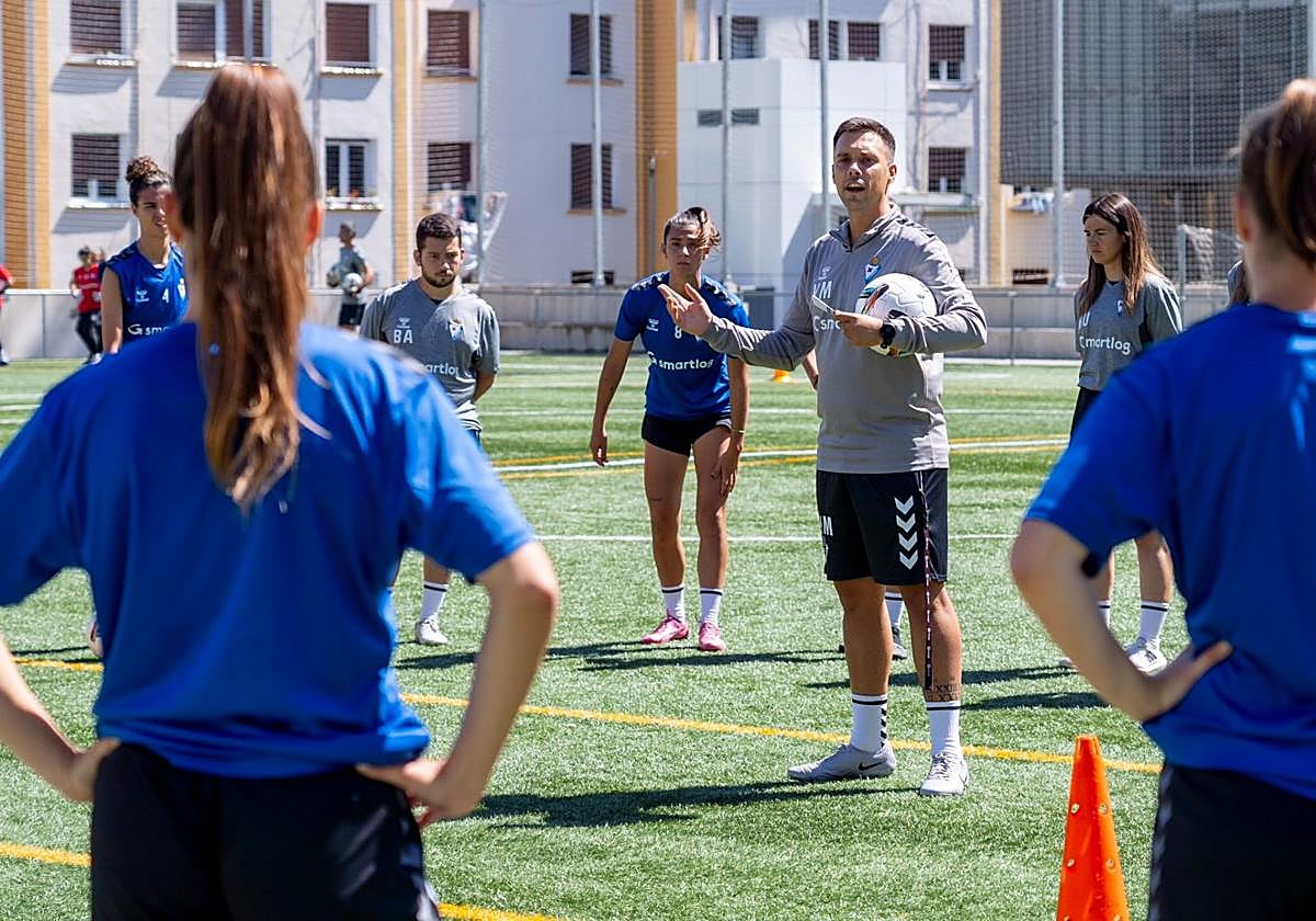 Las jugadoras reciben indicaciones de Yerai Martin en un entrenamiento en el Anexo de Ipurua.