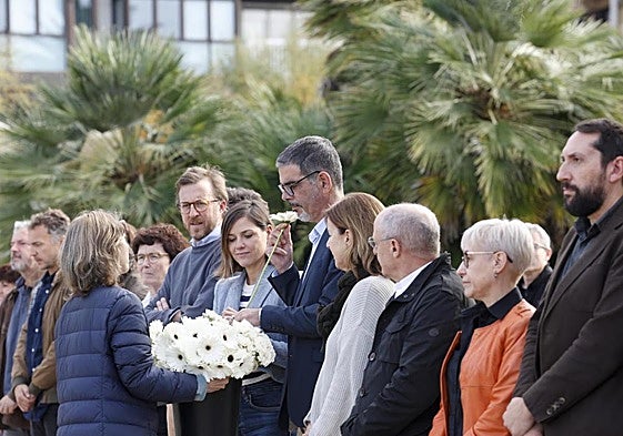 Un momento del acto celebrado este viernes frente al Ayuntamiento.