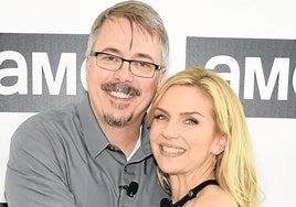 El director y productor Vince Gilligan, junto a Rhea Seehorn, una de las protagonistas de la nueva serie.