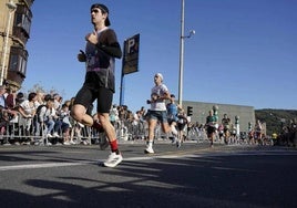 Varios corredores acercándose a a línea de meta en el Boulevard de Donostia.