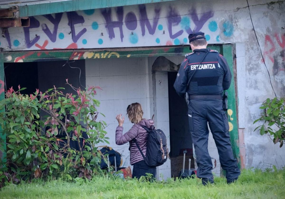 Un ertzaina durante una operación policial por la okupación de un edificio en San Sebastián.