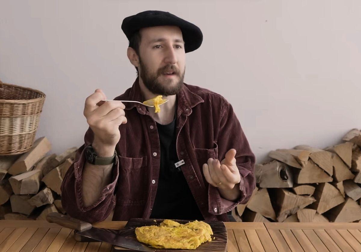 Basquecraft prueba una tortilla de patatas en el vídeo donde cocina diferentes recetas de este plato.