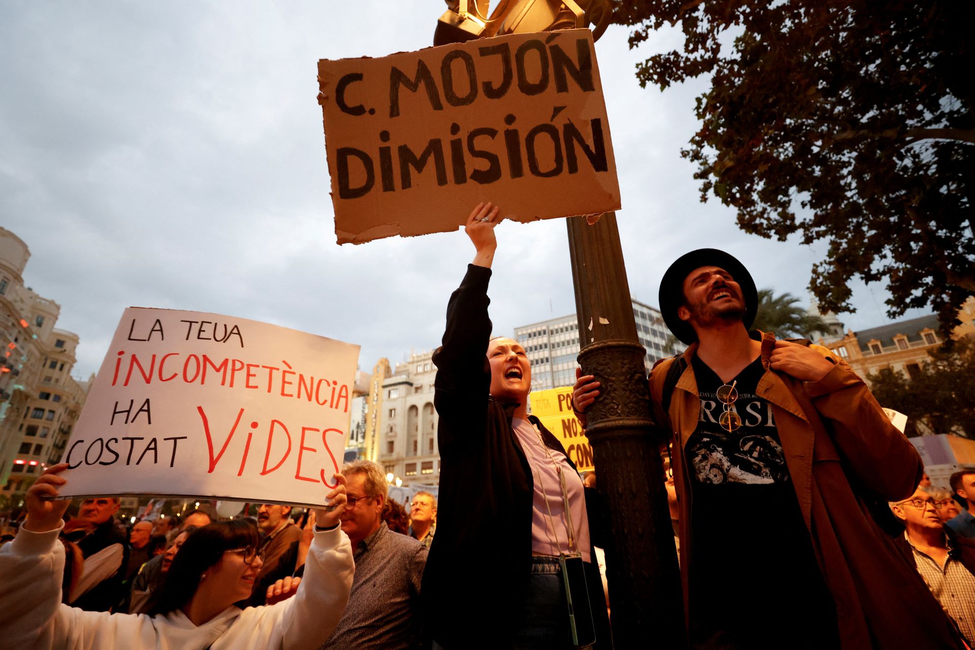 Una multitud se manifiesta para pedir la dimisión de Mazón