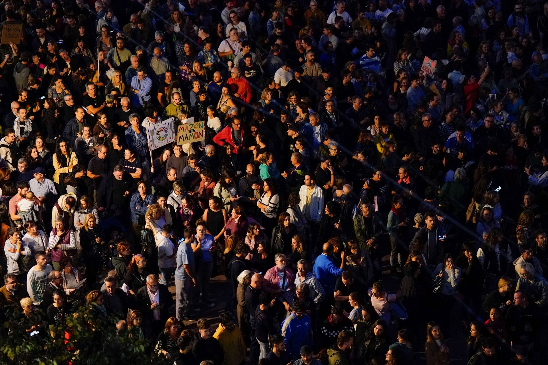 Una multitud se manifiesta para pedir la dimisión de Mazón
