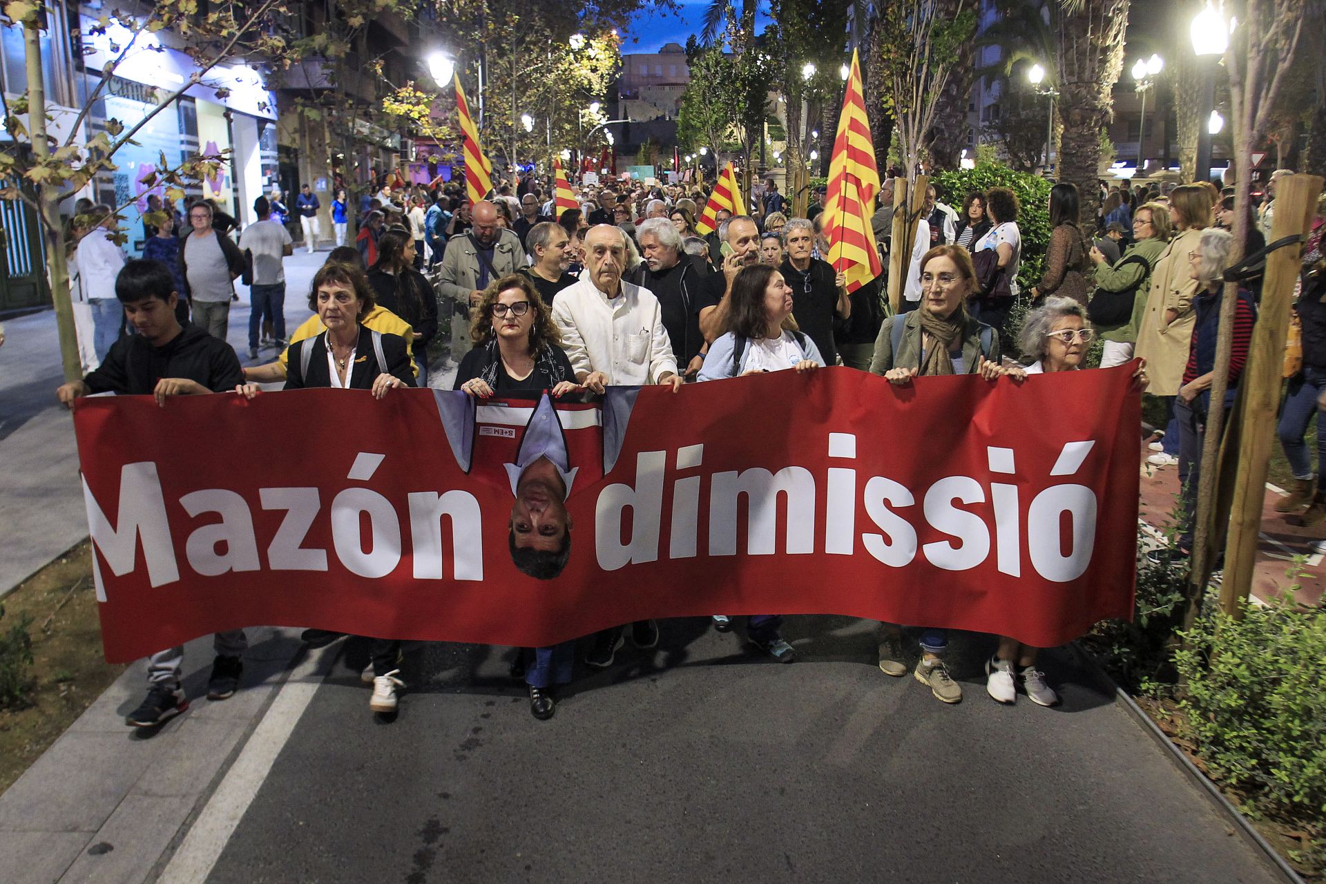 Una multitud se manifiesta para pedir la dimisión de Mazón