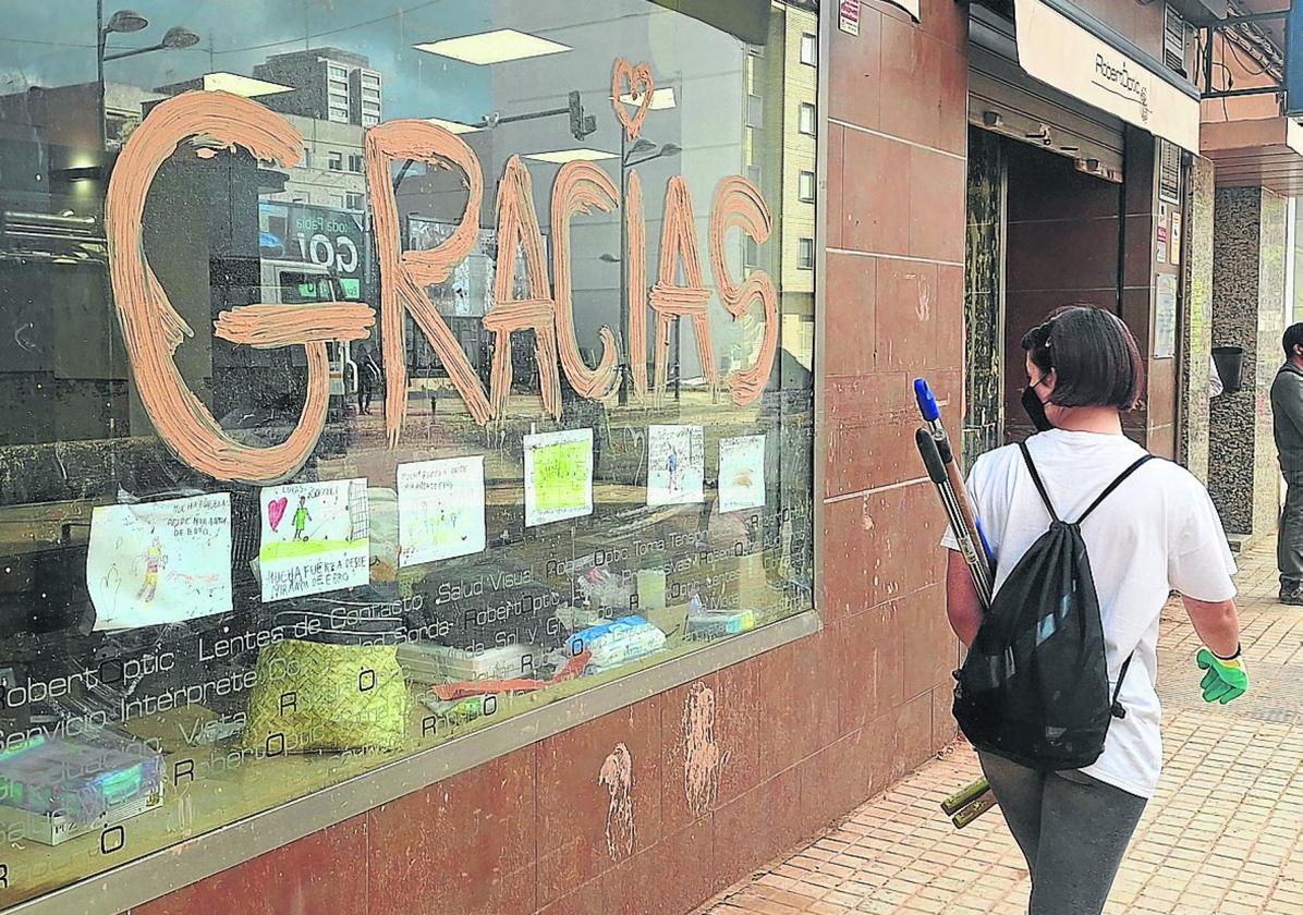 Mensaje de 'gracias' escrito con barro en un local de La Torre.