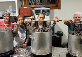 Voluntarias preparando la rica morcilla de la fiesta del año pasado.