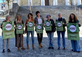 Representantes municipales y del sector Servicios en la presentación.